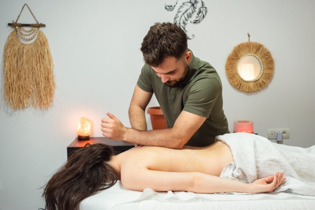 Masaj terapeutic în București, sector 3 oferit de HealingTherapy, specialist în dureri de spate, contracturi musculare și sciatica