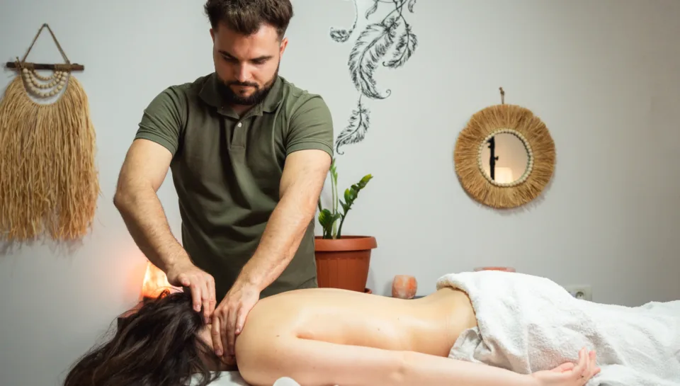 Masaj cervical terapeutic în București pentru dureri de ceafă și gât înțepenit